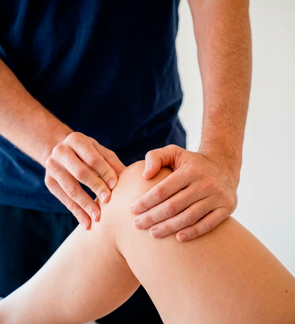 Fisio dando un masaje en la rodilla
