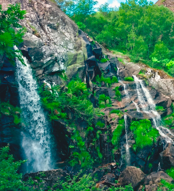 Cascada en una montaña