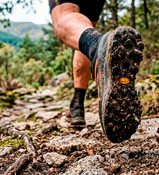 Detalle pisada de un corredor de trail en una carrera