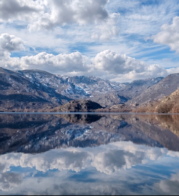 Paisaje de una montaña reflejada en un lago
